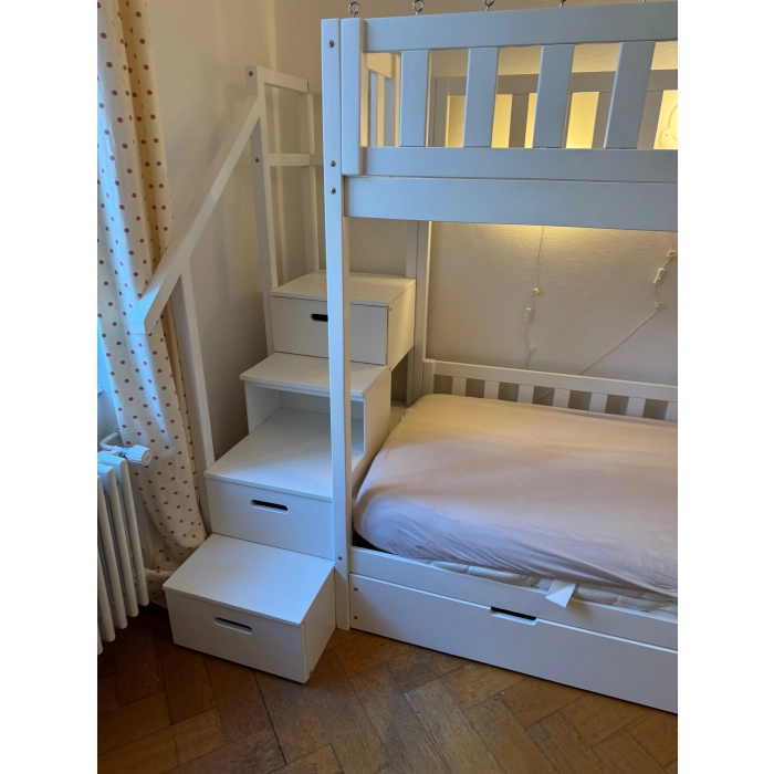 Funkcjonalne łóżko piętrowe ze schodami i przestrzenią pod spodem